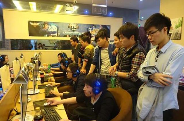 狙击手开火， Derke 取得了五杀！VIT 1-0 T1